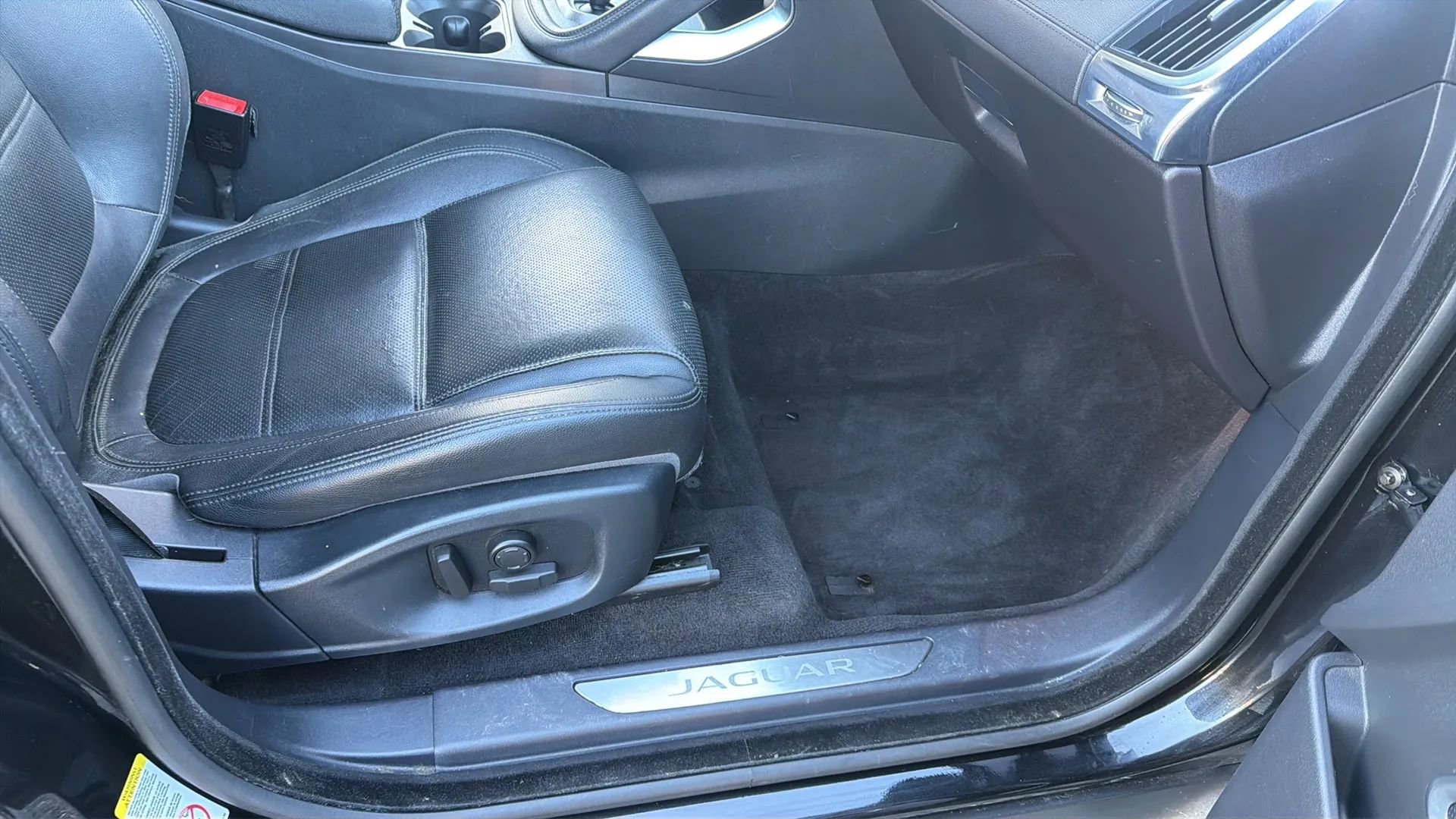 Used 2018 Jaguar E-PACE SE image 25