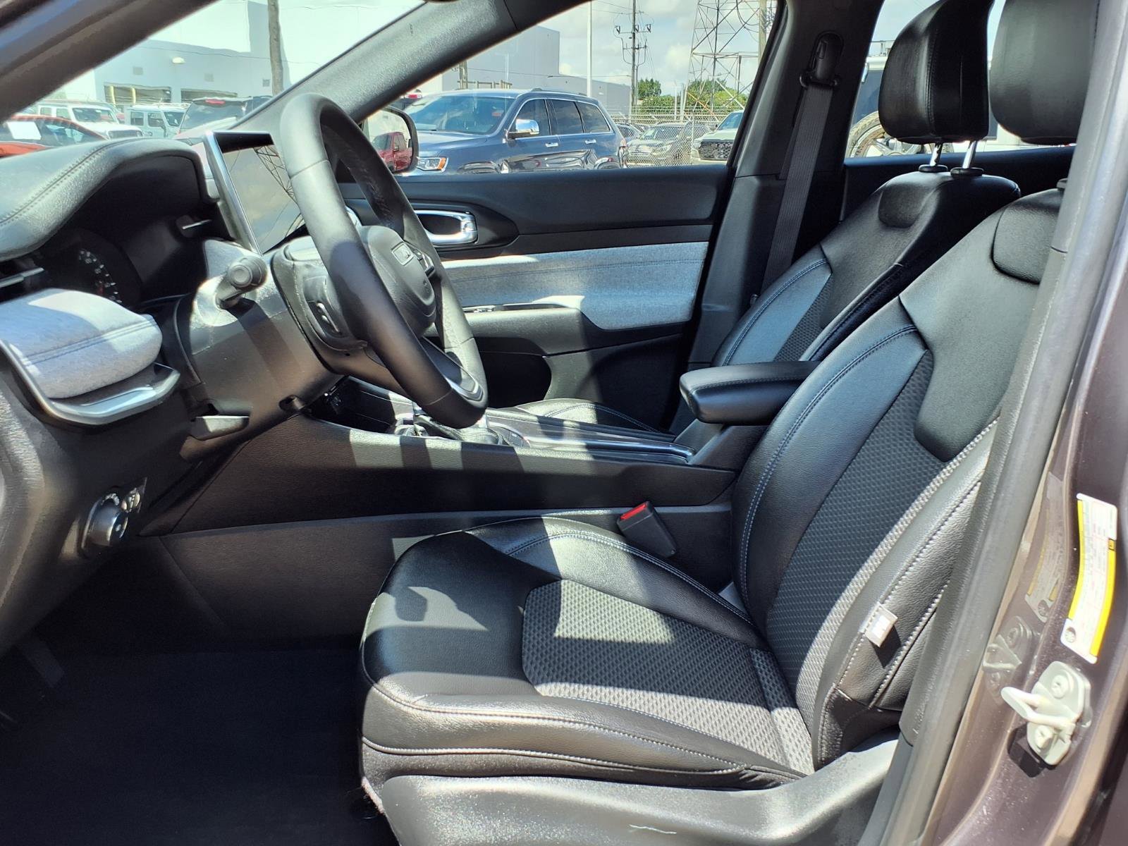 Used 2024 Jeep Compass Latitude w/ Convenience Group AWD/4WD image 19