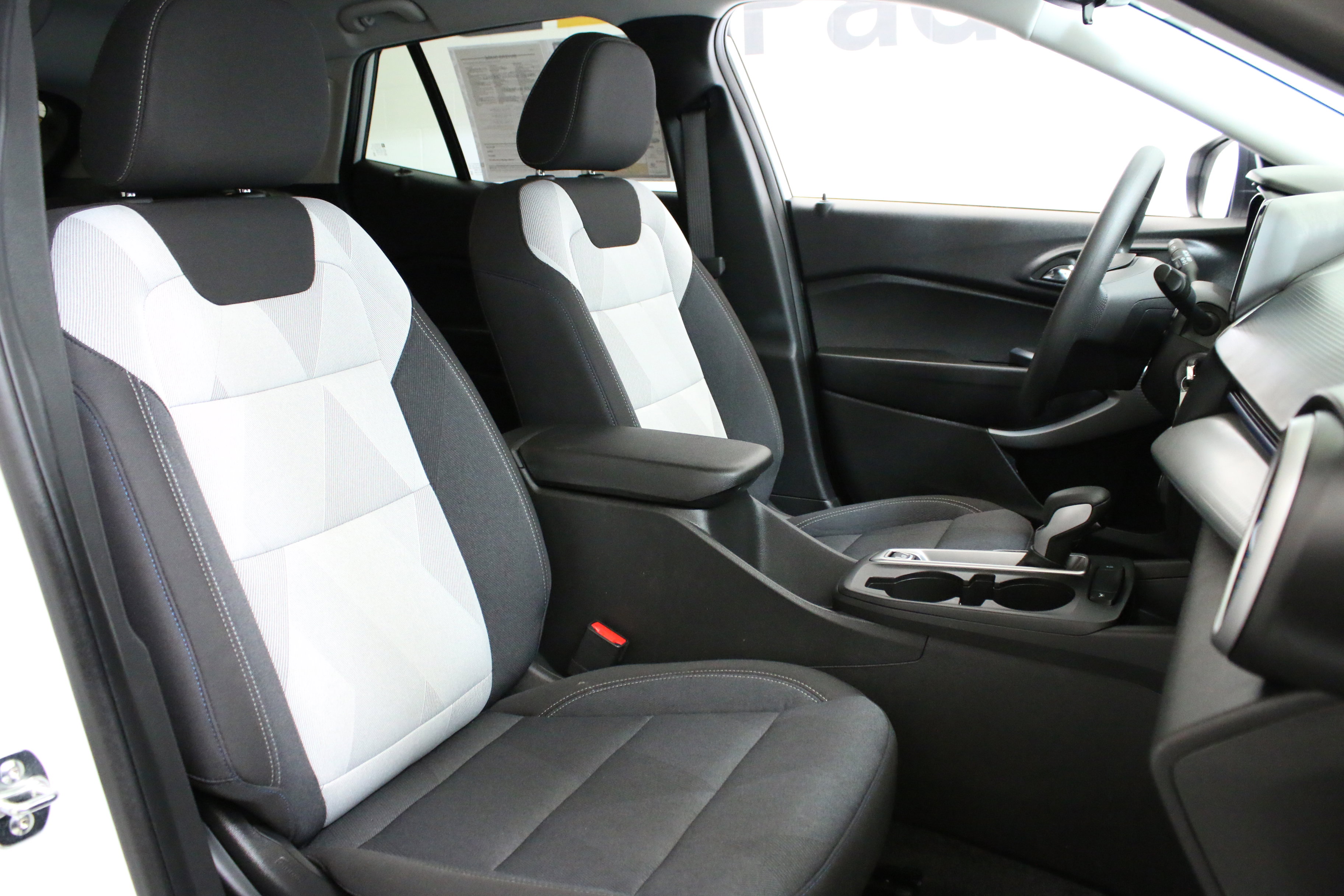 Used 2025 Chevrolet Trax LS image 31