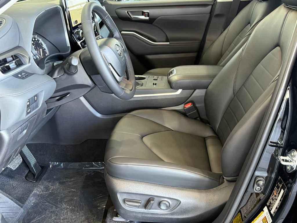 New 2025 Toyota Highlander XLE image 16