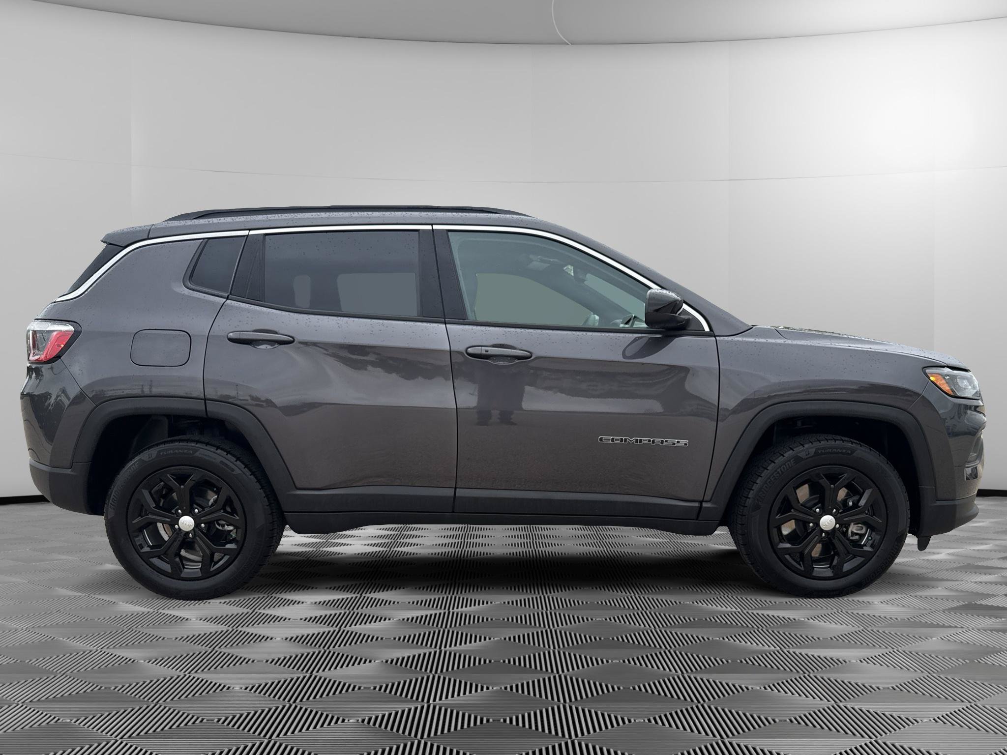 Used 2024 Jeep Compass Latitude w/ Convenience Group AWD/4WD image 5