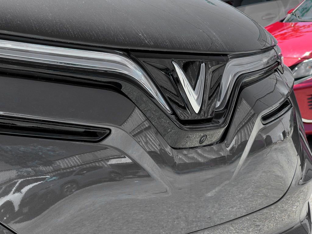 New 2025 VinFast VF 8 Eco image 3