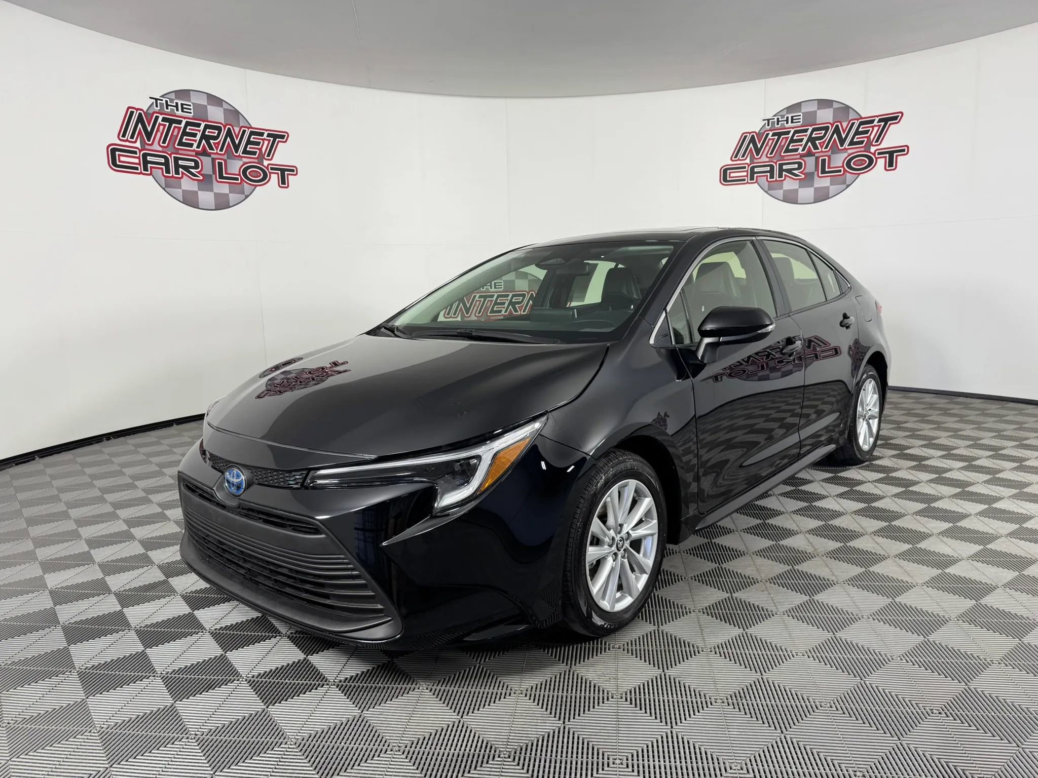 Used 2024 Toyota Corolla XLE FWD image 3
