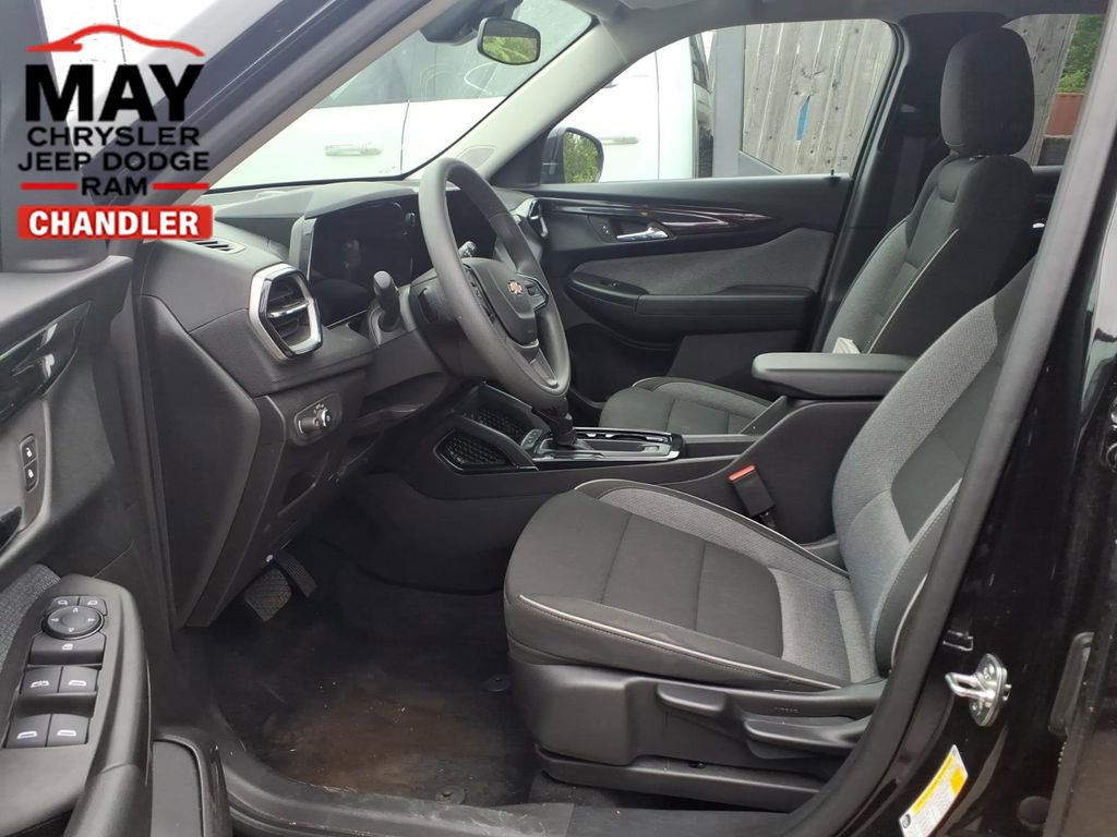 Used 2025 Chevrolet TrailBlazer LT AWD/4WD image 3