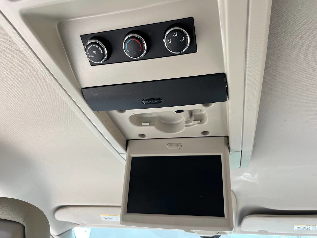 Used 2016 Chrysler Town & Country Touring-L w/ Driver Convenience Group FWD image 9