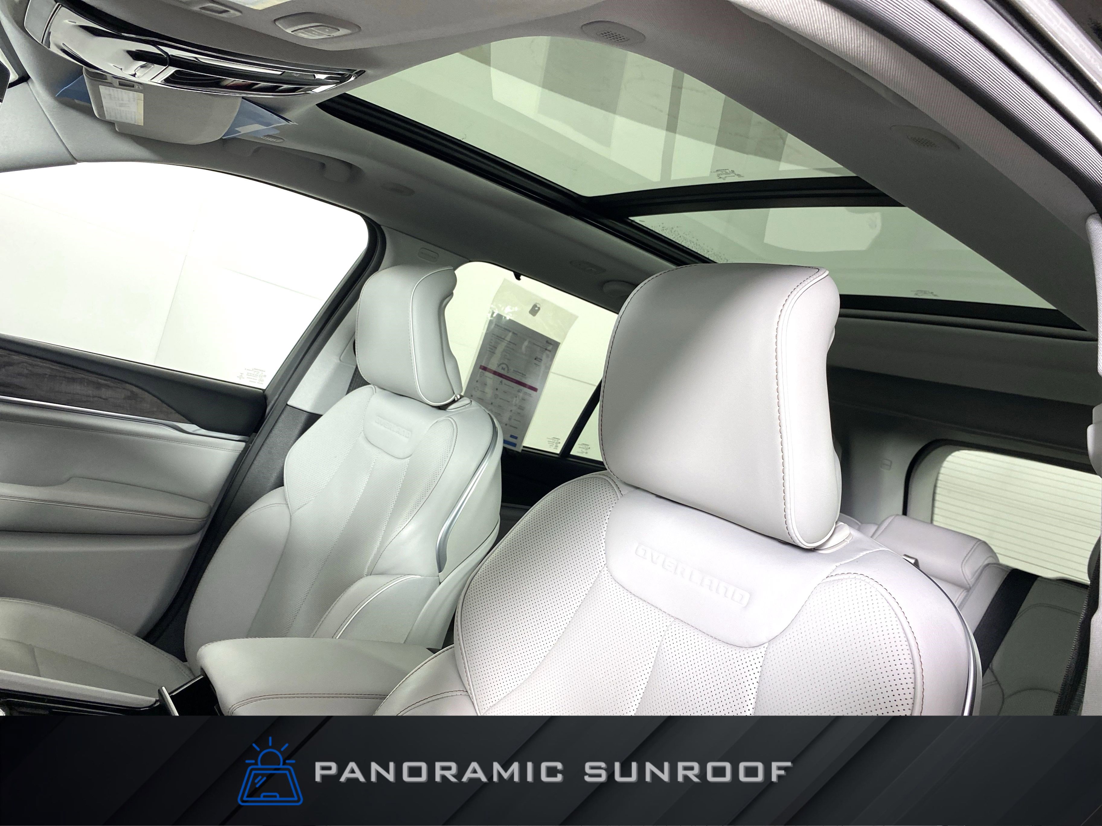 Used 2022 Jeep Grand Cherokee Overland w/ Luxury Tech Group IV image 2