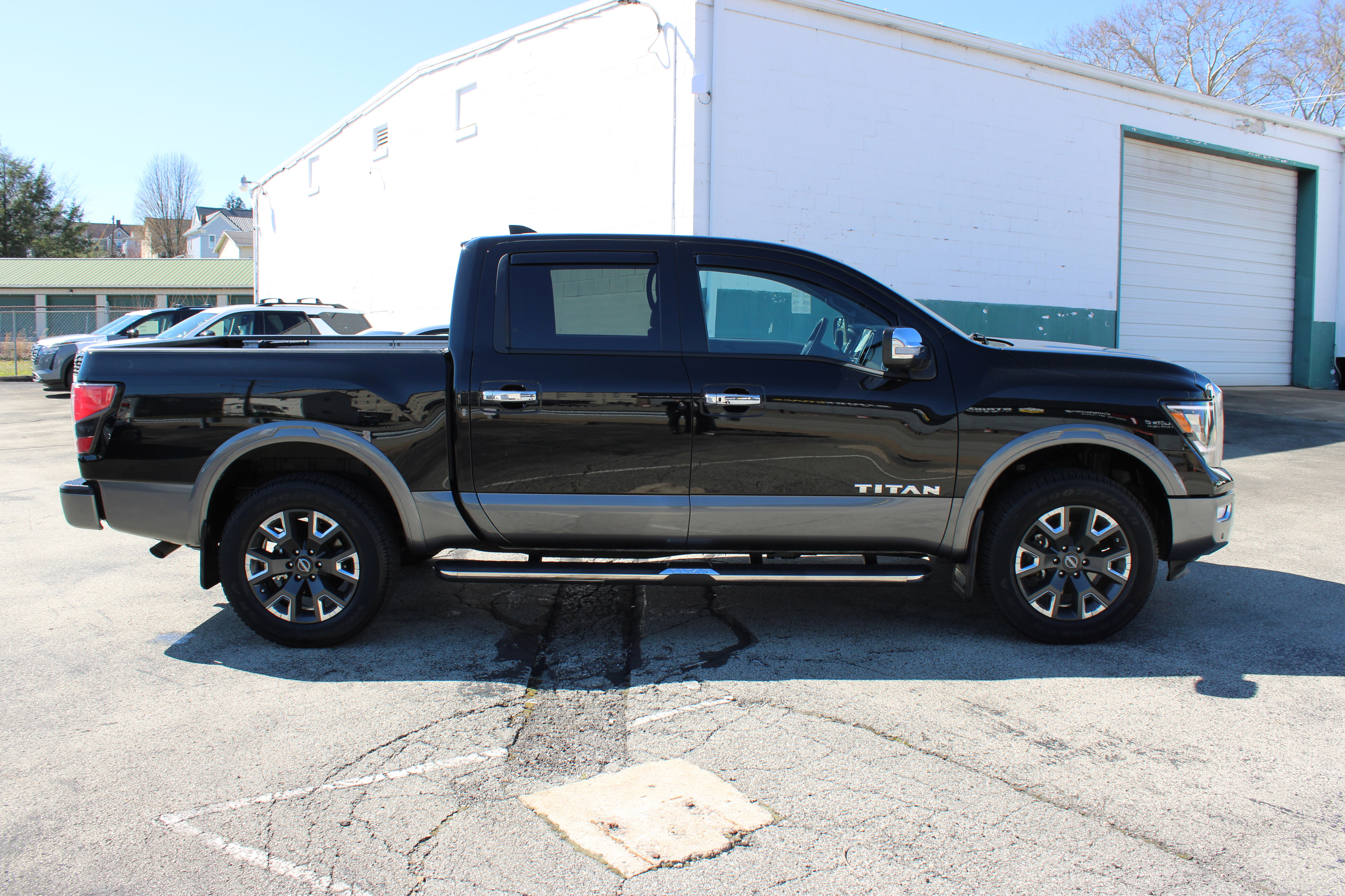 Certified 2023 Nissan Titan Platinum Reserve w/ Moonroof Package image 9