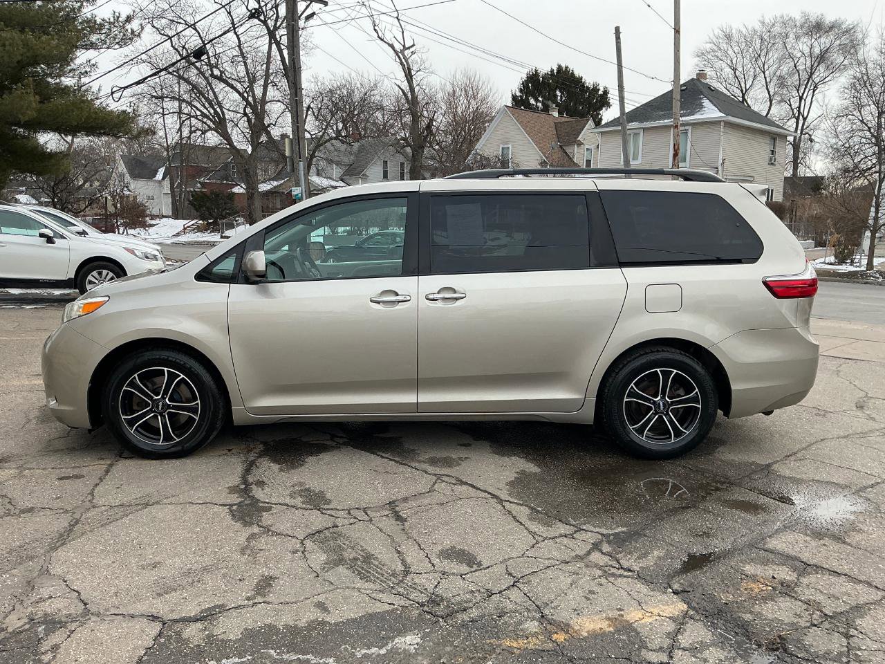 Used 2015 Toyota Sienna XLE FWD image 6