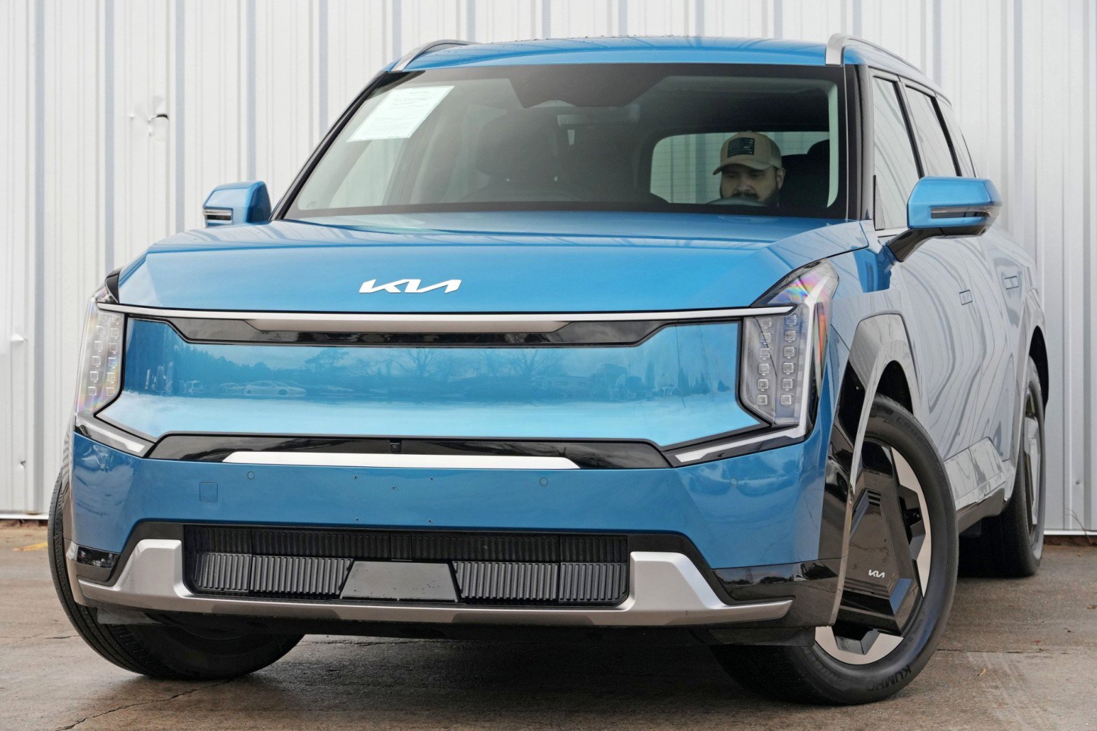 Used 2024 Kia EV9 Land image 3