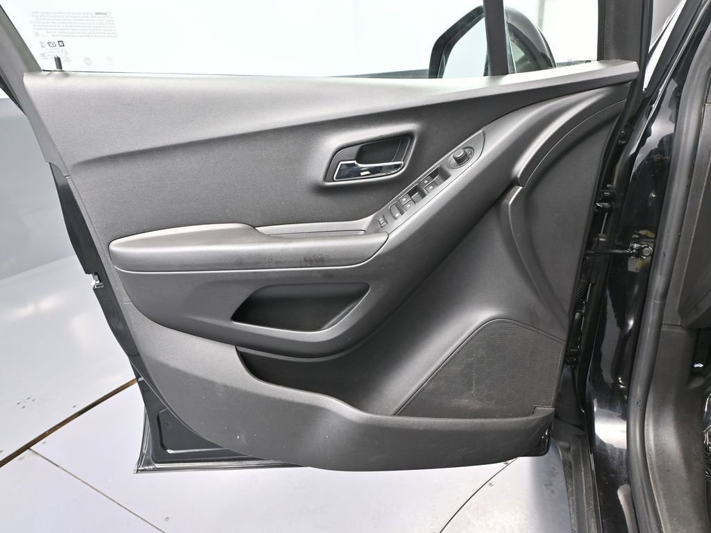 Used 2020 Chevrolet Trax LT w/ LT Convenience Package image 19