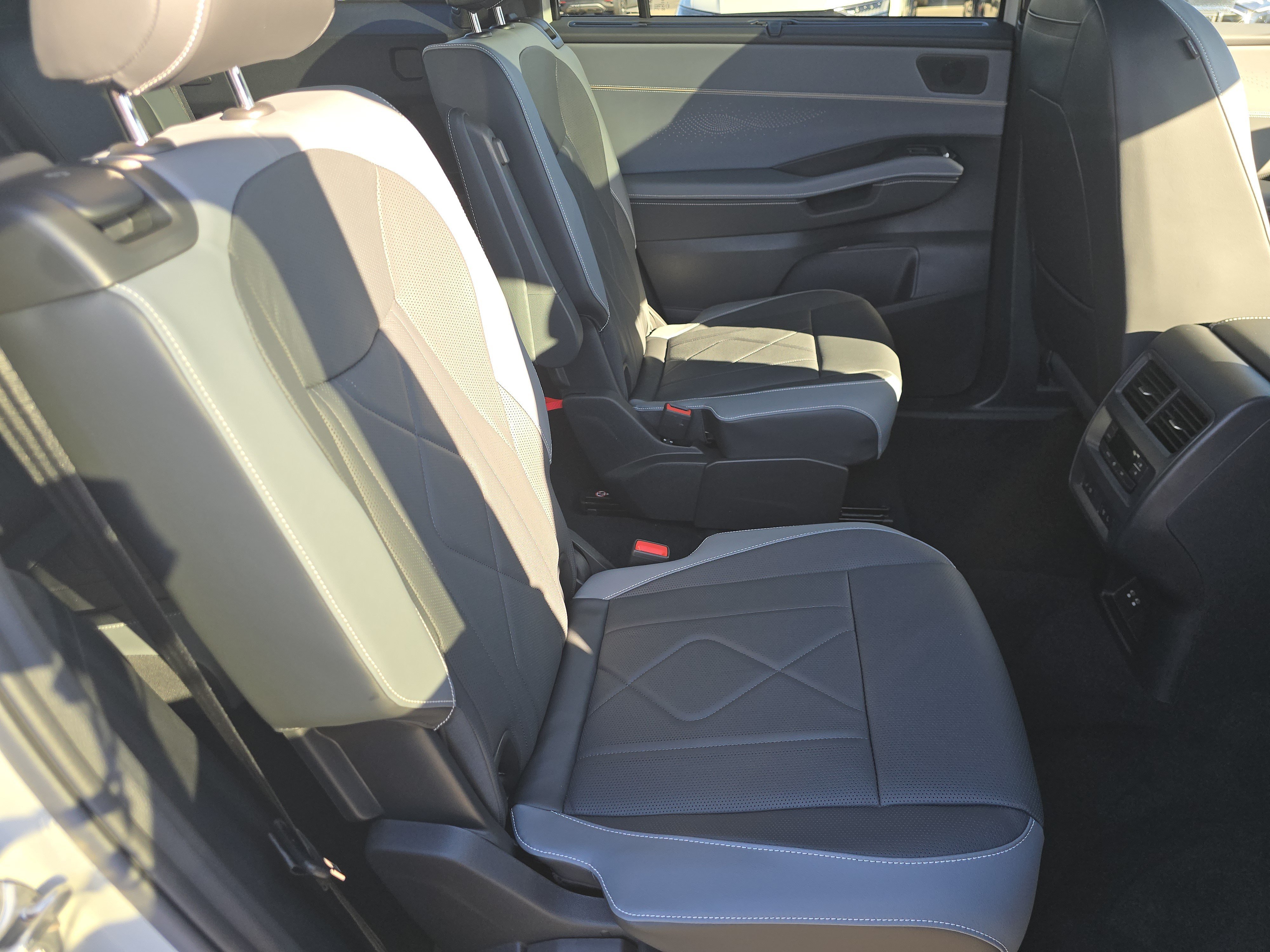 New 2027 Volkswagen Atlas SEL R-Line AWD/4WD image 18
