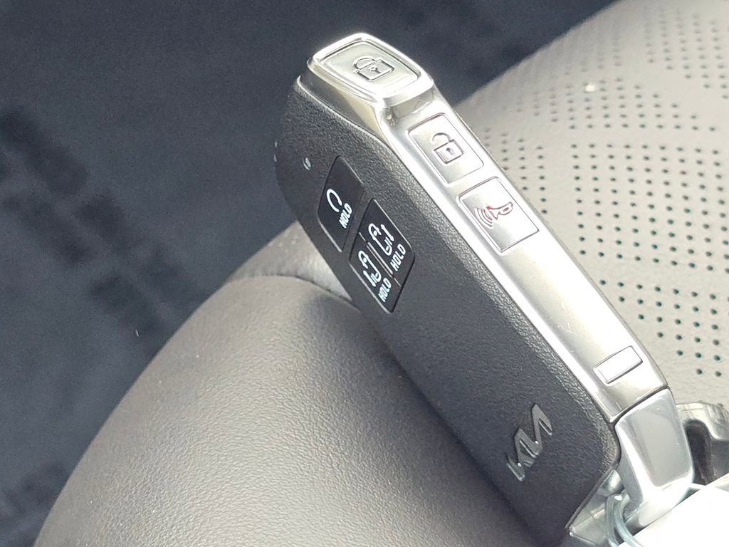 Used 2024 Kia Carnival LX image 32