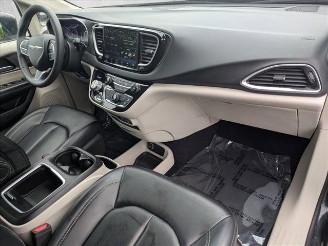 Used 2023 Chrysler Pacifica Touring-L FWD image 21