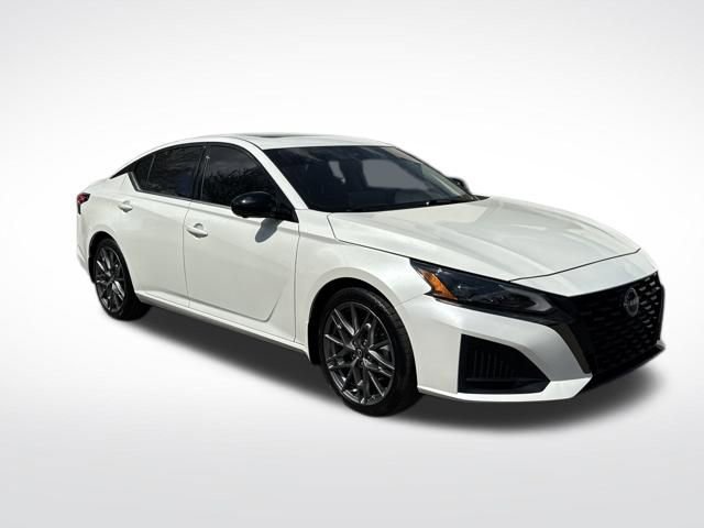Used 2023 Nissan Altima 2.0 SR FWD image 9