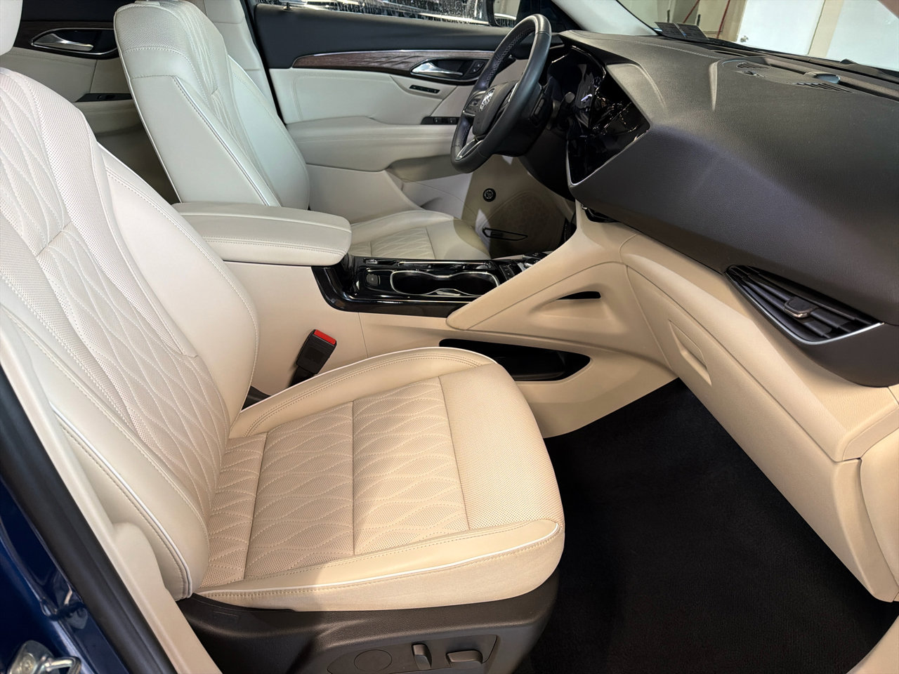 Used 2022 Buick Envision Avenir w/ Technology Package II image 22