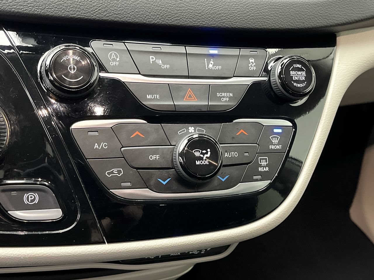 Used 2024 Chrysler Pacifica Touring-L FWD image 21