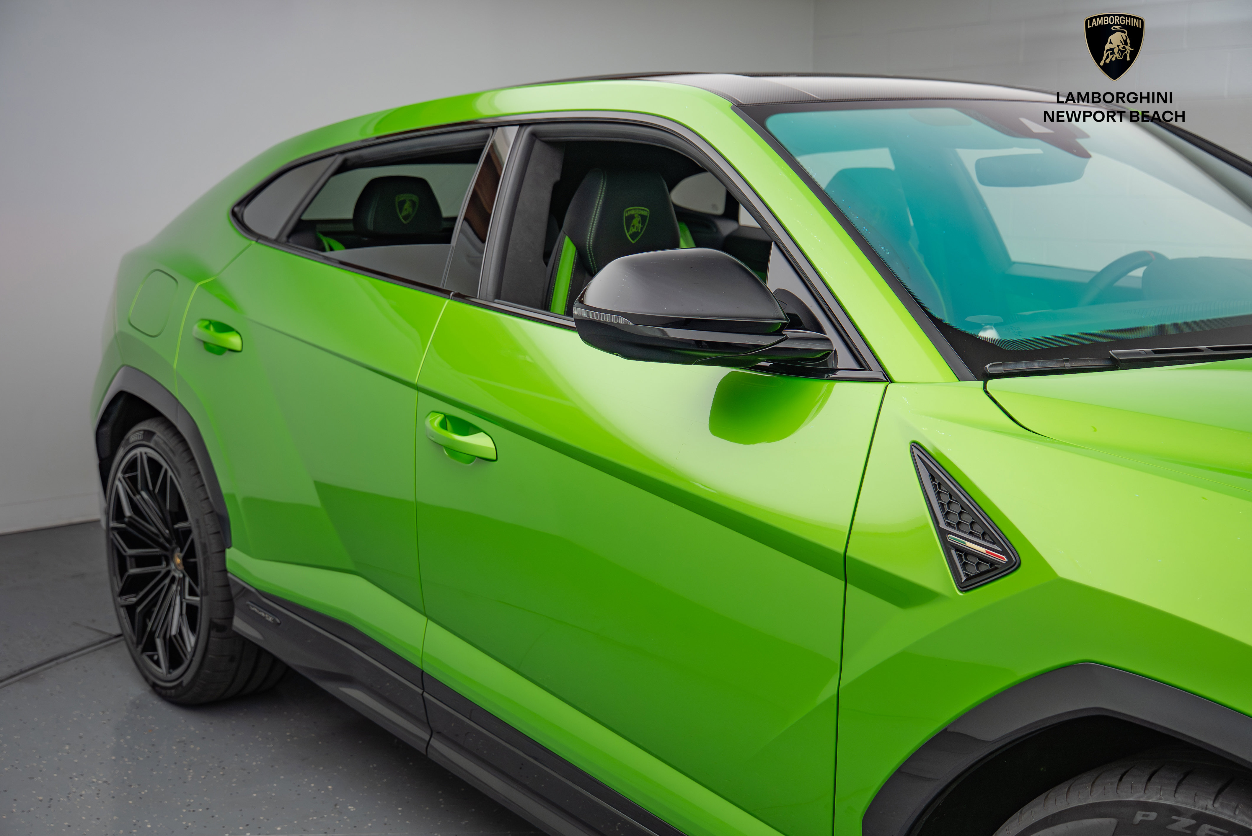 Used 2025 Lamborghini Urus SE image 3