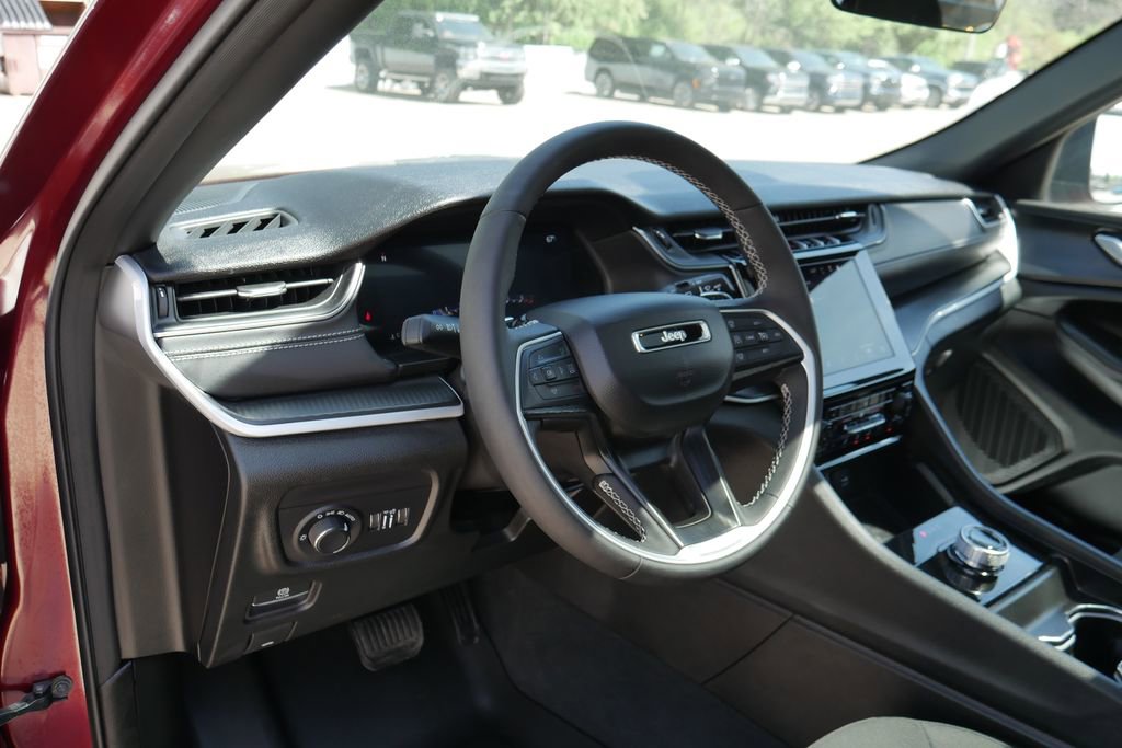 Used 2025 Jeep Grand Cherokee Laredo X w/ Luxury Tech Group I AWD/4WD image 10