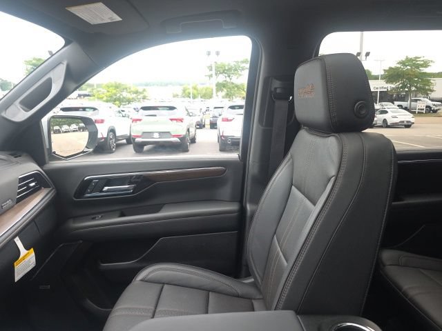 Used 2025 Chevrolet Suburban High Country AWD/4WD image 27