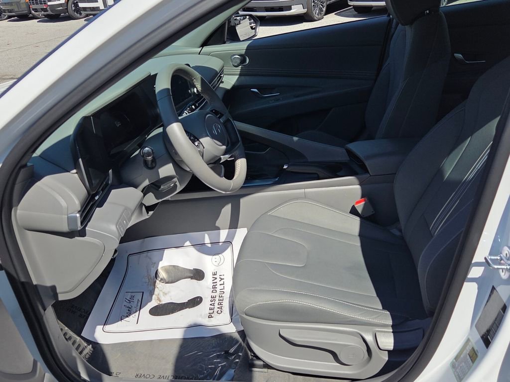 Used 2025 Hyundai Elantra Sport image 5