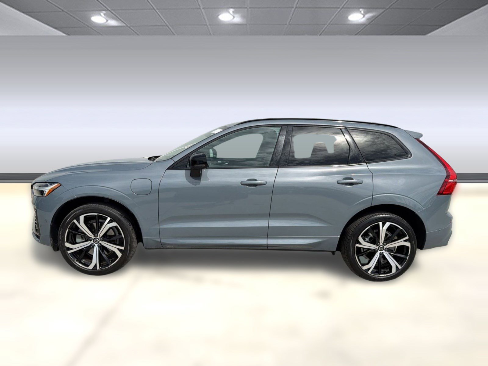 Used 2022 Volvo XC60 T8 R-Design w/ Advanced Package image 2