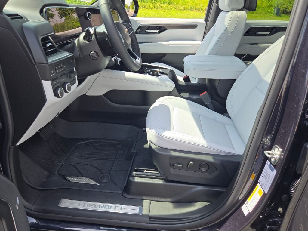 Used 2026 Chevrolet Suburban Premier AWD/4WD image 27