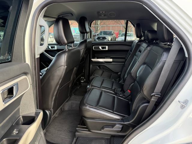 Used 2022 Ford Explorer XLT w/ Equipment Group 202A image 4
