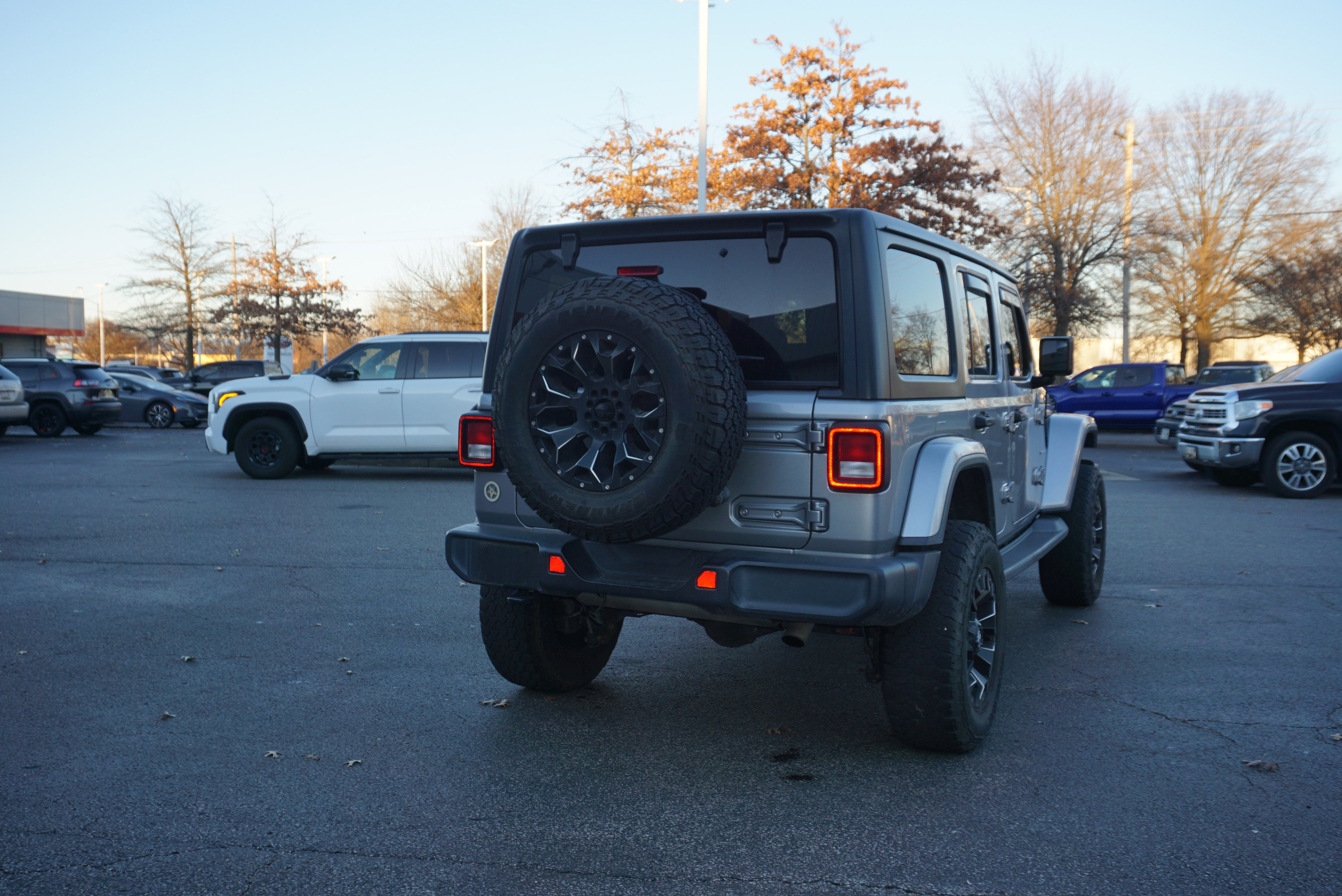 Used 2018 Jeep Wrangler Unlimited Sahara image 3