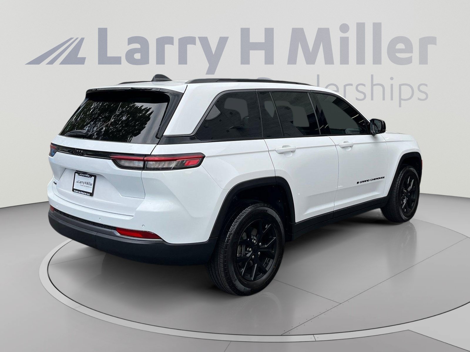 Used 2026 Jeep Grand Cherokee Altitude AWD/4WD image 5