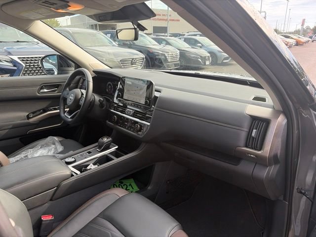 Used 2024 Nissan Pathfinder Platinum AWD/4WD image 11