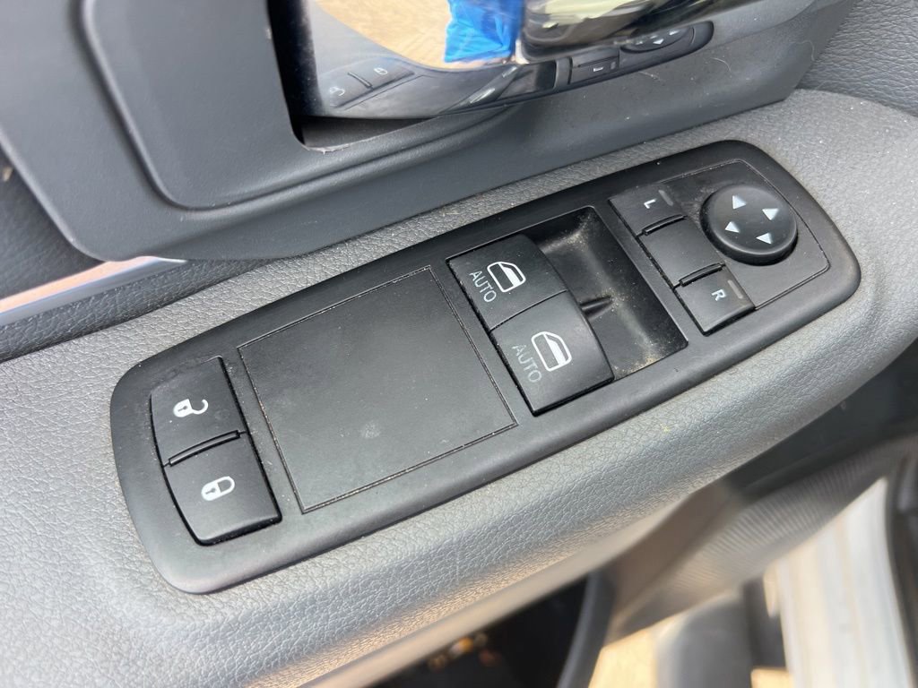 Used 2015 RAM 2500 Tradesman w/ Chrome Appearance Group AWD/4WD image 3