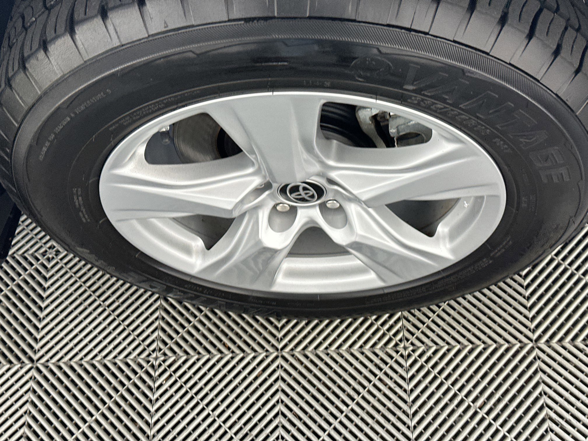 Used 2023 Toyota Highlander L image 11