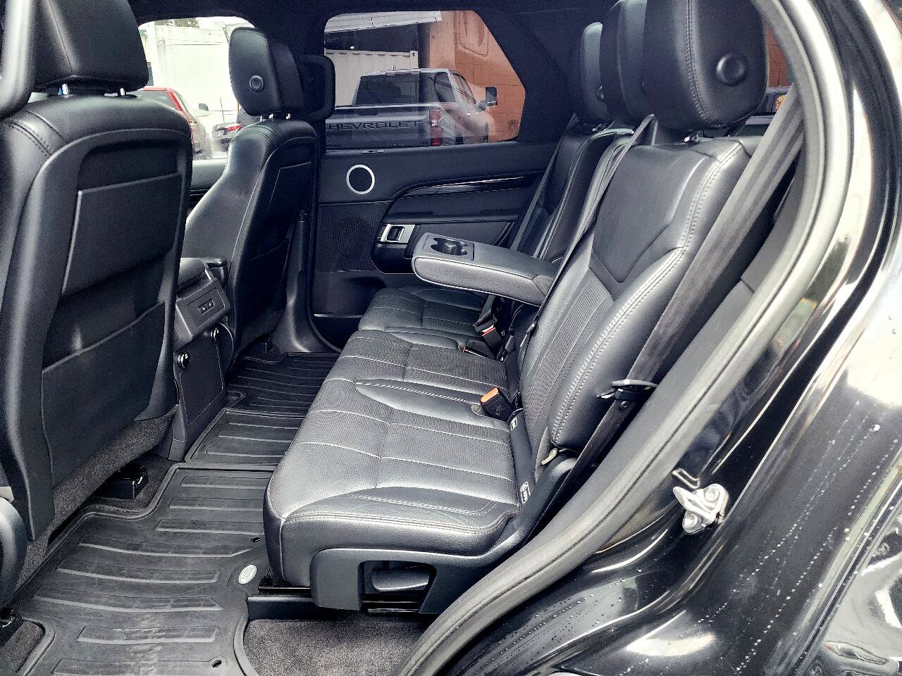 Used 2017 Land Rover Discovery SE image 21