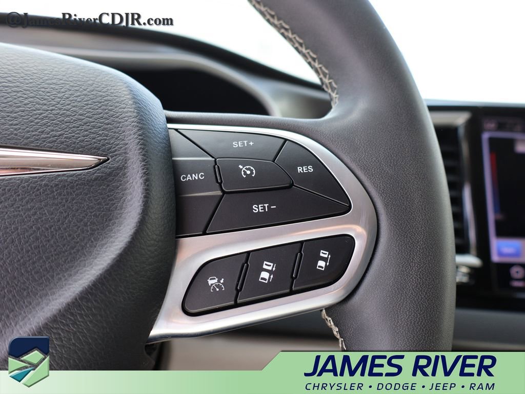 Used 2024 Chrysler Pacifica Touring-L image 27