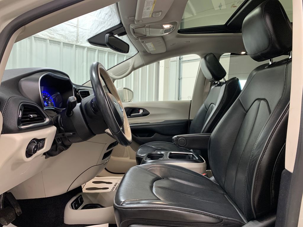 Used 2020 Chrysler Pacifica Limited image 4