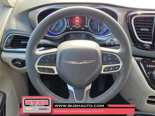Used 2023 Chrysler Pacifica Touring-L image 21