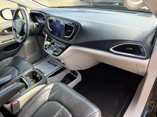 Used 2017 Chrysler Pacifica Touring-L FWD image 28