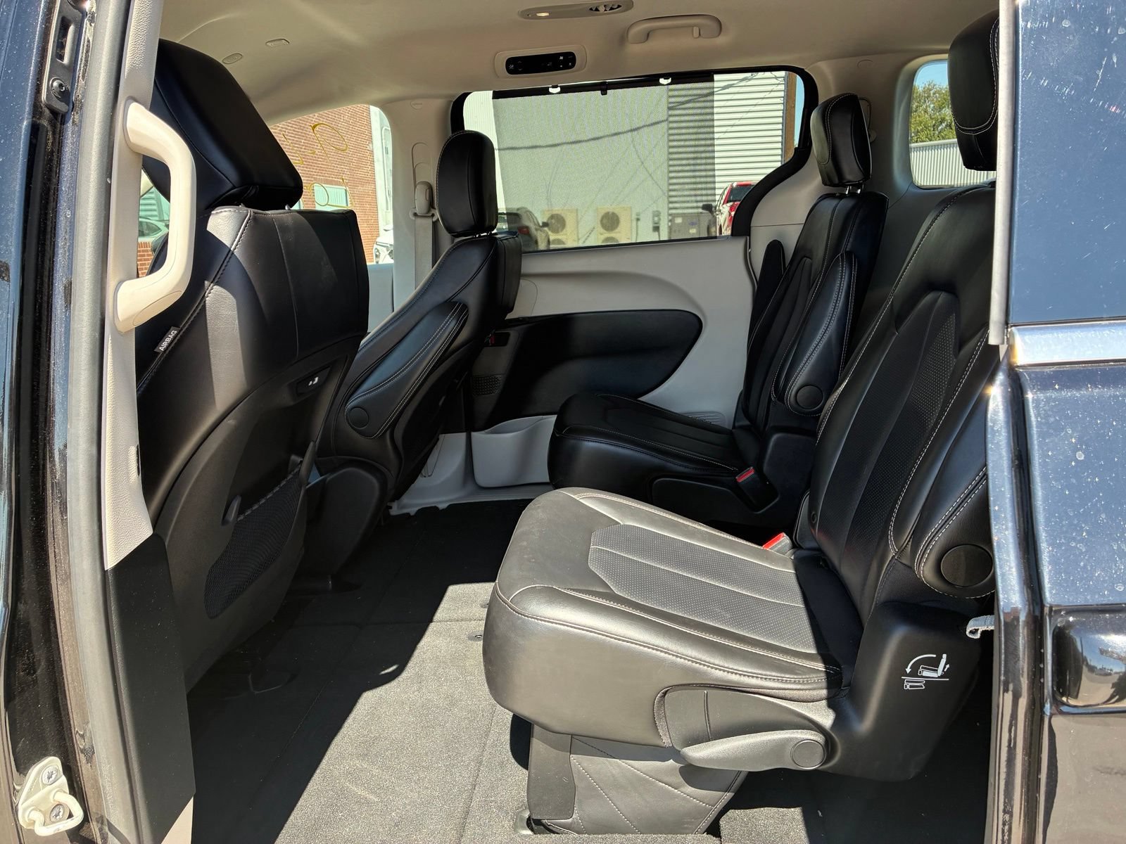 Used 2024 Chrysler Pacifica Touring-L FWD image 3