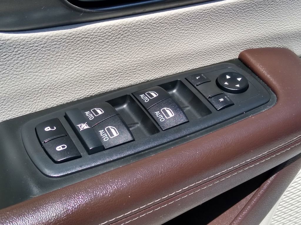 Used 2019 Chrysler Pacifica Touring-L Plus w/ Advanced Safetytec Group FWD image 19