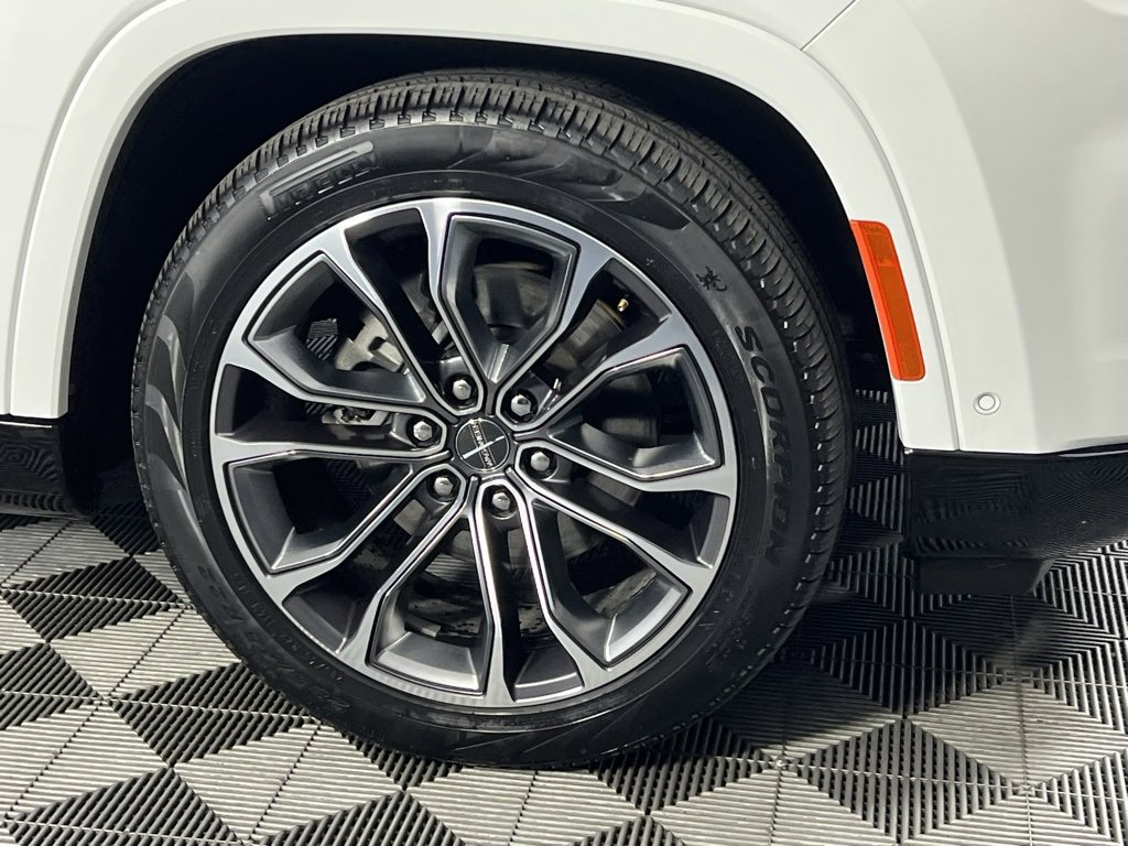 Used 2024 Jeep Grand Wagoneer Series III w/ Rear Seat Video Group 1 image 15