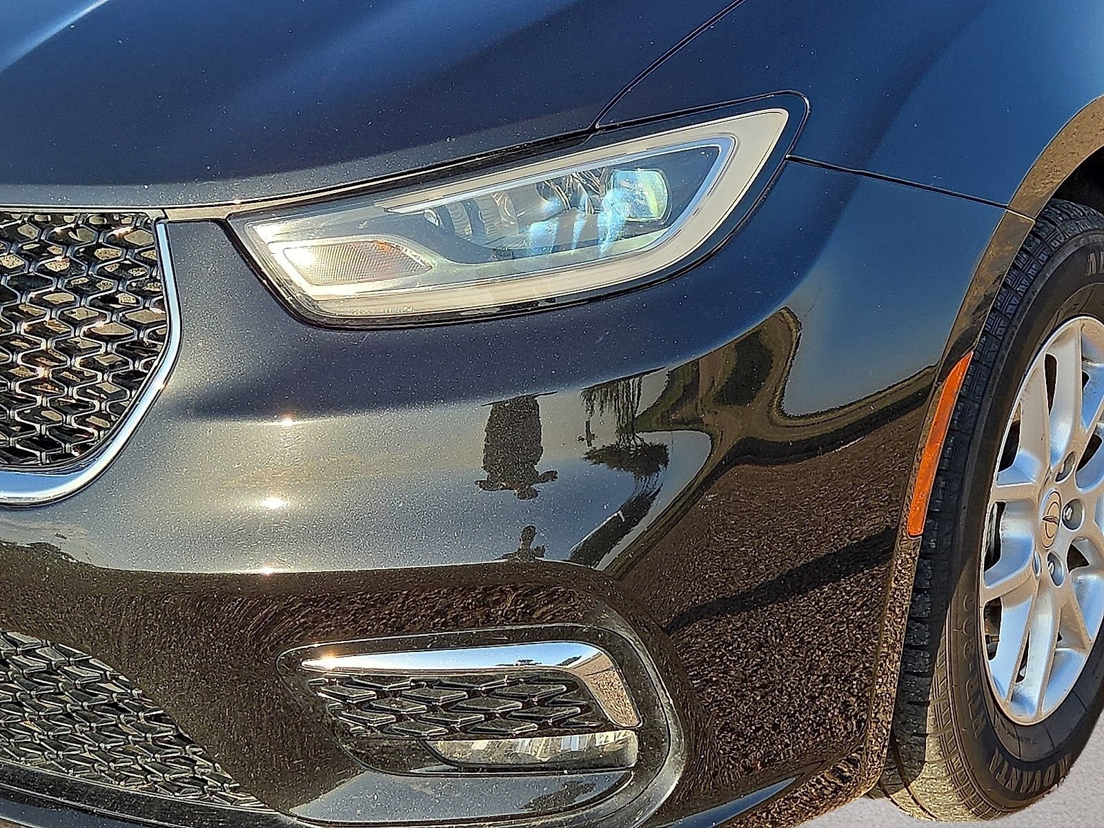 Used 2023 Chrysler Pacifica Touring-L FWD image 9
