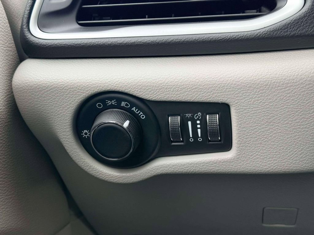 Used 2023 Chrysler Voyager LX image 17