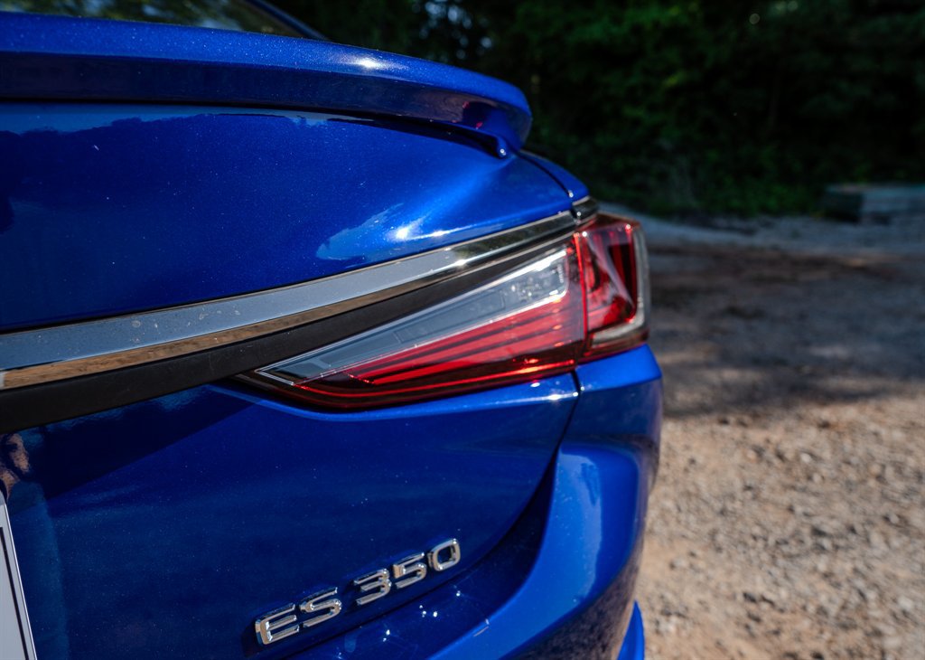 Used 2022 Lexus ES 350 F Sport w/ Accessory Package 2 FWD image 11