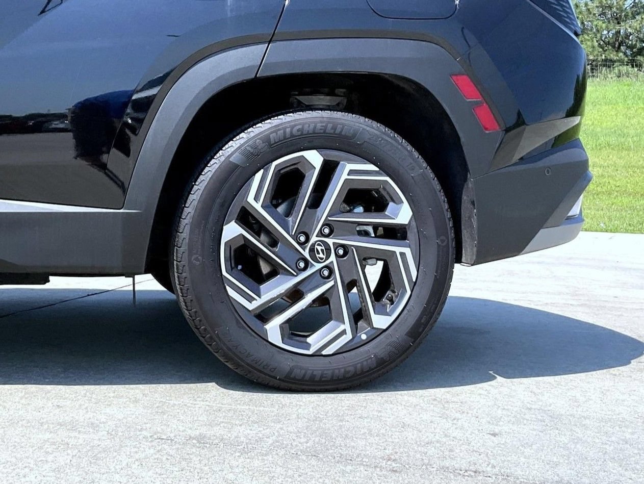 Certified 2025 Hyundai Tucson Limited AWD/4WD image 23