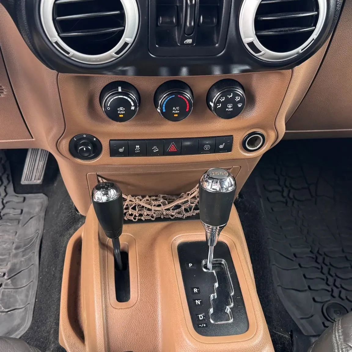 Used 2014 Jeep Wrangler Unlimited Rubicon w/ Connectivity Group AWD/4WD image 13