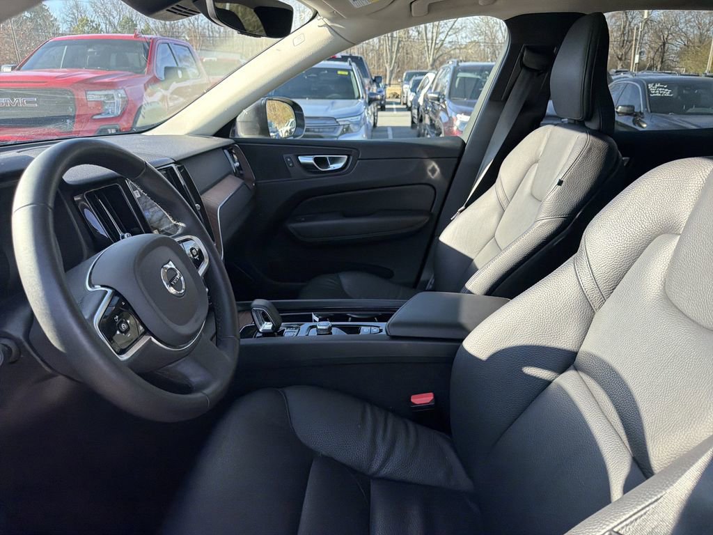 Used 2023 Volvo XC60 B5 Plus FWD image 9