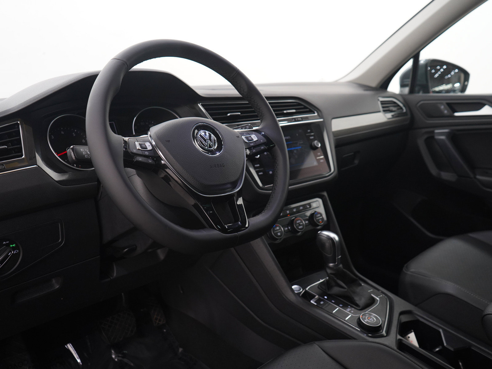 Used 2019 Volkswagen Tiguan SE w/ Panoramic Sunroof Package AWD/4WD image 24
