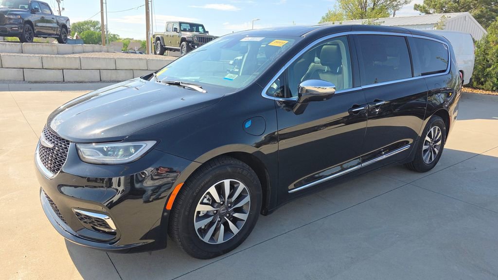 Used 2022 Chrysler Pacifica Limited image 1