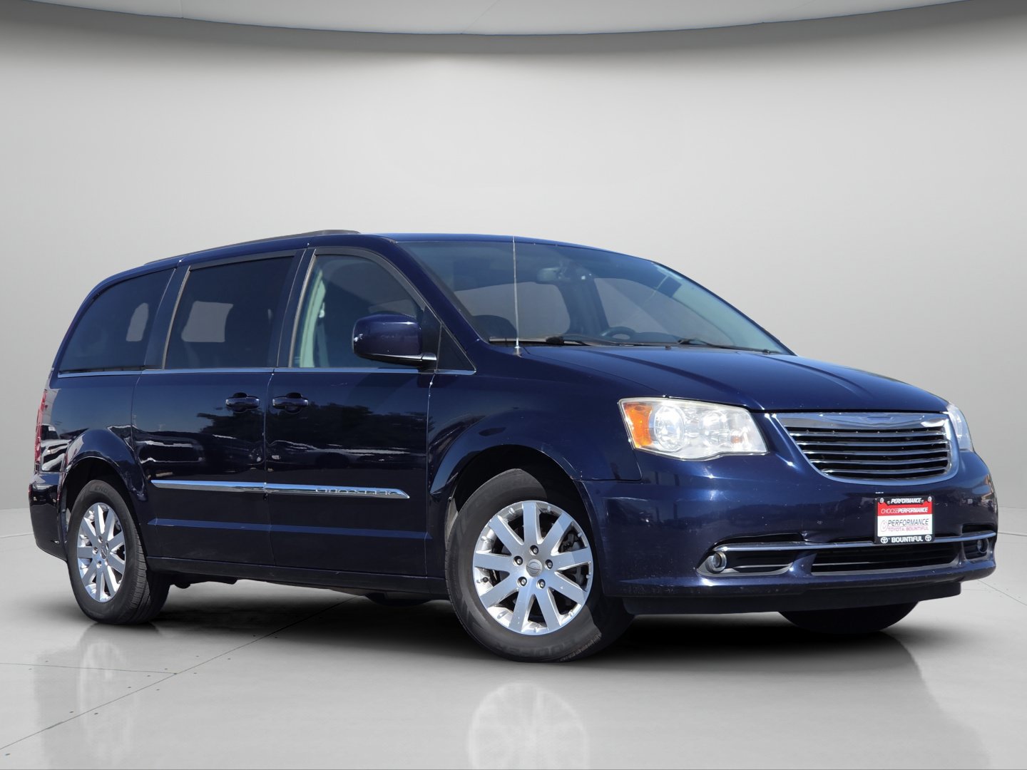 Used 2015 Chrysler Town & Country Touring FWD image 2