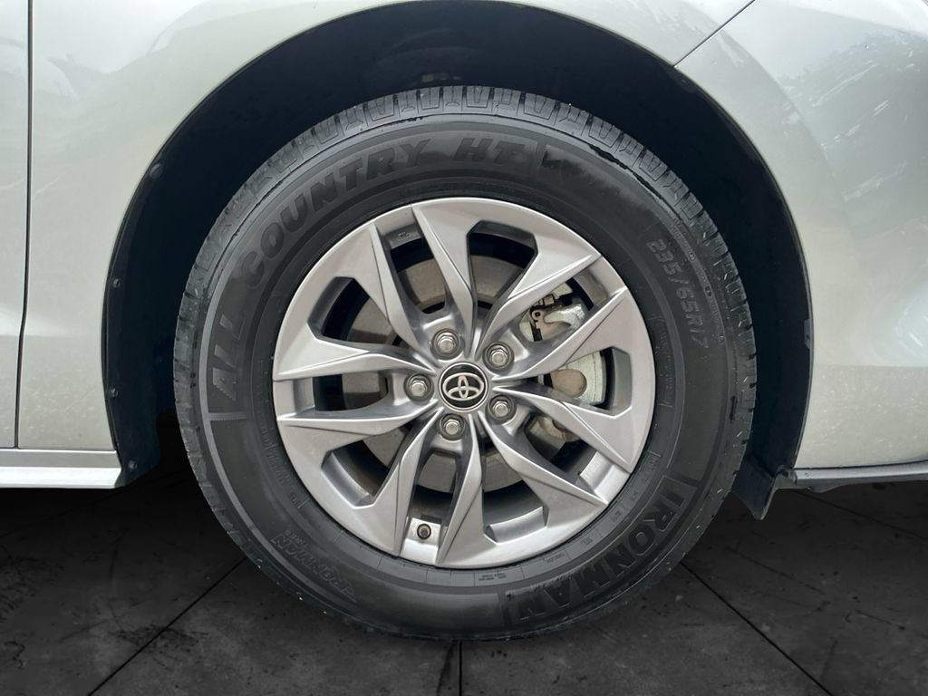 Used 2025 Toyota Sienna XLE FWD image 15
